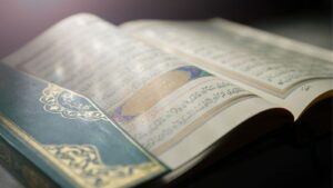 عنوان الخبر: "اكتشاف حادثة إحراق نسخة من القرآن في ألمانيا: تحقيق واستنكار"