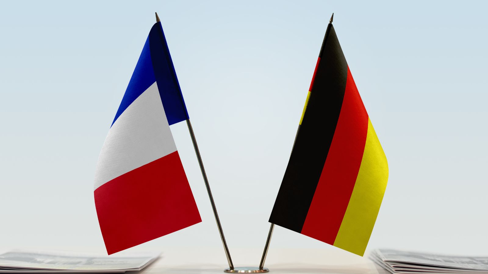 تواجه ألمانيا وفرنسا تحديات في هيمنتهما على أوروبا، وفقًا لصحيفة لوموند