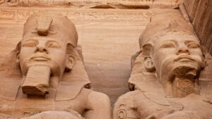 سويسرا تعيد رأس تمثال رمسيس الثاني إلى مصر بعد استعادته بعد طول انتظار