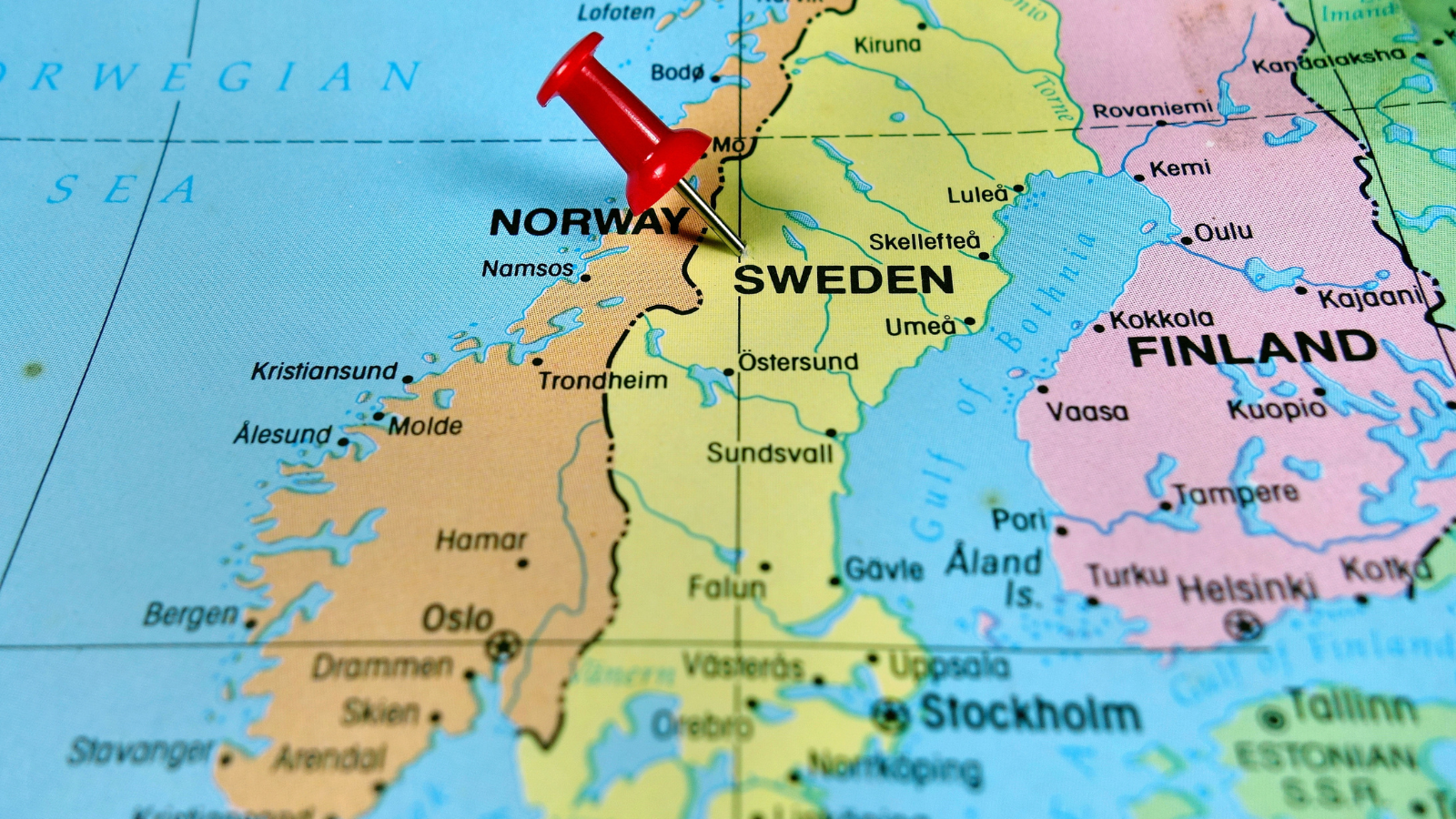إلغاء 6 آلاف إقامة في السويد!